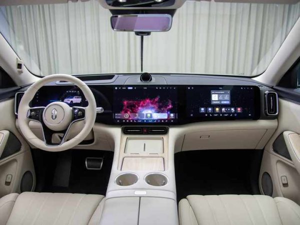 2025 AITO M8 Hybrid SUV - Image 5