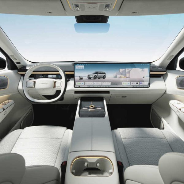 2025 Lynk & Co 900 Plug-In Hybrid SUV - Image 5