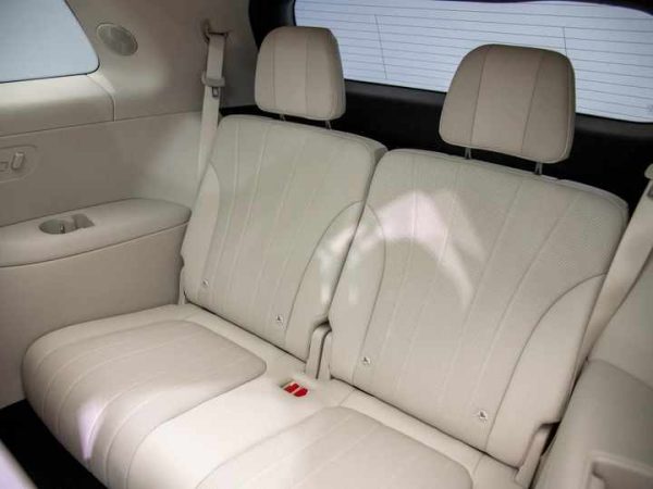 2025 AITO M8 Hybrid SUV - Image 6